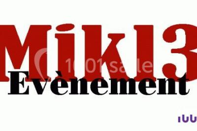 Texte ’Mikl3 Évènement’ en rouge et noir sur fond blanc, avec un petit logo violet en bas à droite.