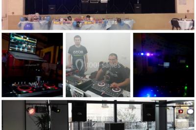 Deux mains entrelacées sur une table, avec des verres et une ambiance romantique en arrière-plan.