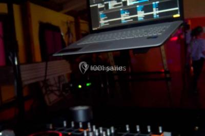 Miniature DJ Châteauneuf-les-Martigues (Bouches-du-Rhône) - Dj Domi #9 Deux mains entrelacées sur une table, avec des verres et une ambiance romantique en arrière-plan.