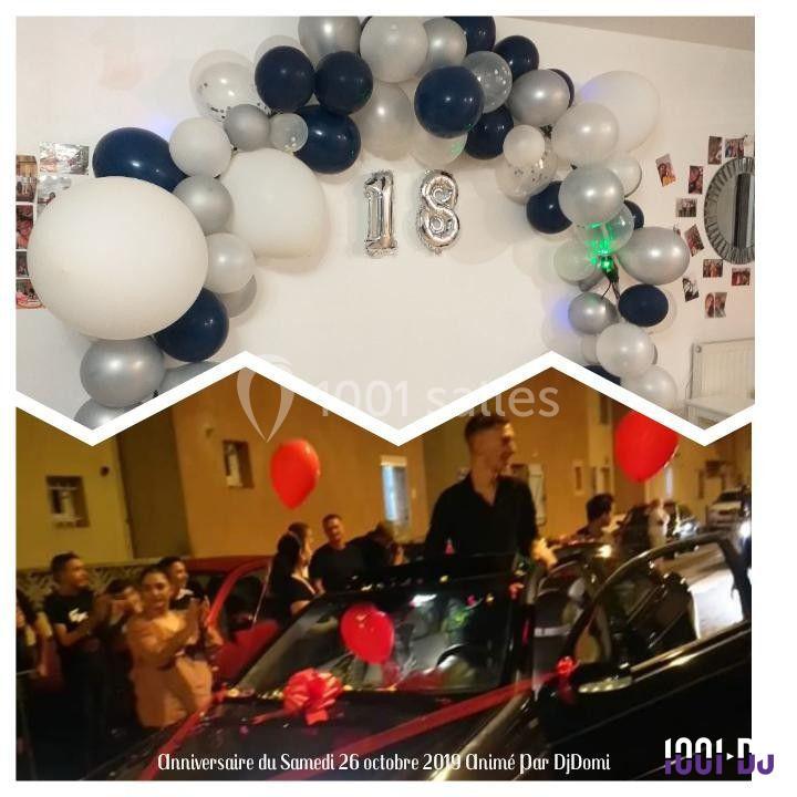 Décoration avec ballons pour un 18e anniversaire et scène festive avec des personnes autour d'une voiture décorée.