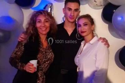 Miniature DJ Châteauneuf-les-Martigues (Bouches-du-Rhône) - Dj Domi #11 Deux mains entrelacées sur une table, avec des verres et une ambiance romantique en arrière-plan.