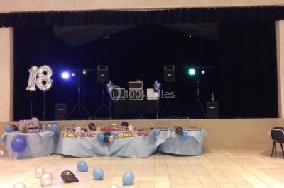 Miniature DJ Châteauneuf-les-Martigues (Bouches-du-Rhône) - Dj Domi #13 Deux mains entrelacées sur une table, avec des verres et une ambiance romantique en arrière-plan.