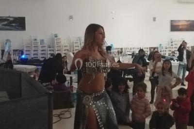 Miniature DJ Châteauneuf-les-Martigues (Bouches-du-Rhône) - Dj Domi #14 Deux mains entrelacées sur une table, avec des verres et une ambiance romantique en arrière-plan.