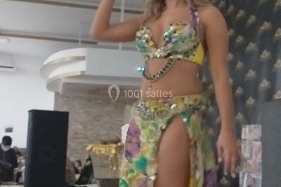 Miniature DJ Châteauneuf-les-Martigues (Bouches-du-Rhône) - Dj Domi #15 Deux mains entrelacées sur une table, avec des verres et une ambiance romantique en arrière-plan.