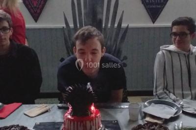 Miniature DJ Châteauneuf-les-Martigues (Bouches-du-Rhône) - Dj Domi #21 Deux mains entrelacées sur une table, avec des verres et une ambiance romantique en arrière-plan.