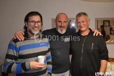 Miniature DJ Châteauneuf-les-Martigues (Bouches-du-Rhône) - Dj Domi #30 Deux mains entrelacées sur une table, avec des verres et une ambiance romantique en arrière-plan.