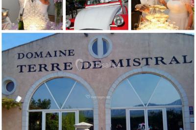 Miniature DJ Châteauneuf-les-Martigues (Bouches-du-Rhône) - Dj Domi #34 Deux mains entrelacées sur une table, avec des verres et une ambiance romantique en arrière-plan.