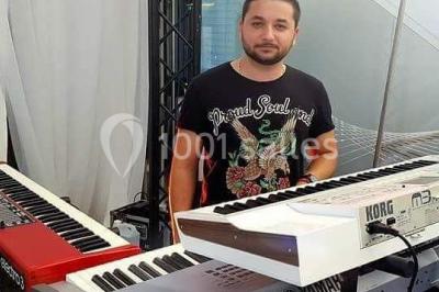 Miniature DJ Châteauneuf-les-Martigues (Bouches-du-Rhône) - Dj Domi #36 Deux mains entrelacées sur une table, avec des verres et une ambiance romantique en arrière-plan.