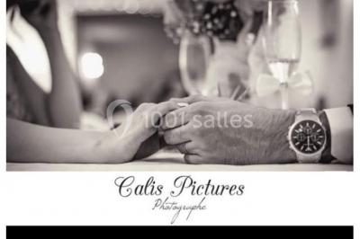 Miniature DJ Châteauneuf-les-Martigues (Bouches-du-Rhône) - Dj Domi #39 Deux mains entrelacées sur une table, avec des verres et une ambiance romantique en arrière-plan.