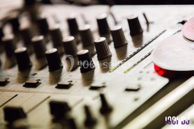 Groupe de personnes réunies en soirée en plein air, éclairées par des guirlandes lumineuses et des lampadaires.