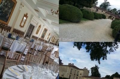 Des personnes dansent sous des lumières rouges dans une salle ornée de décorations murales et de lustres.