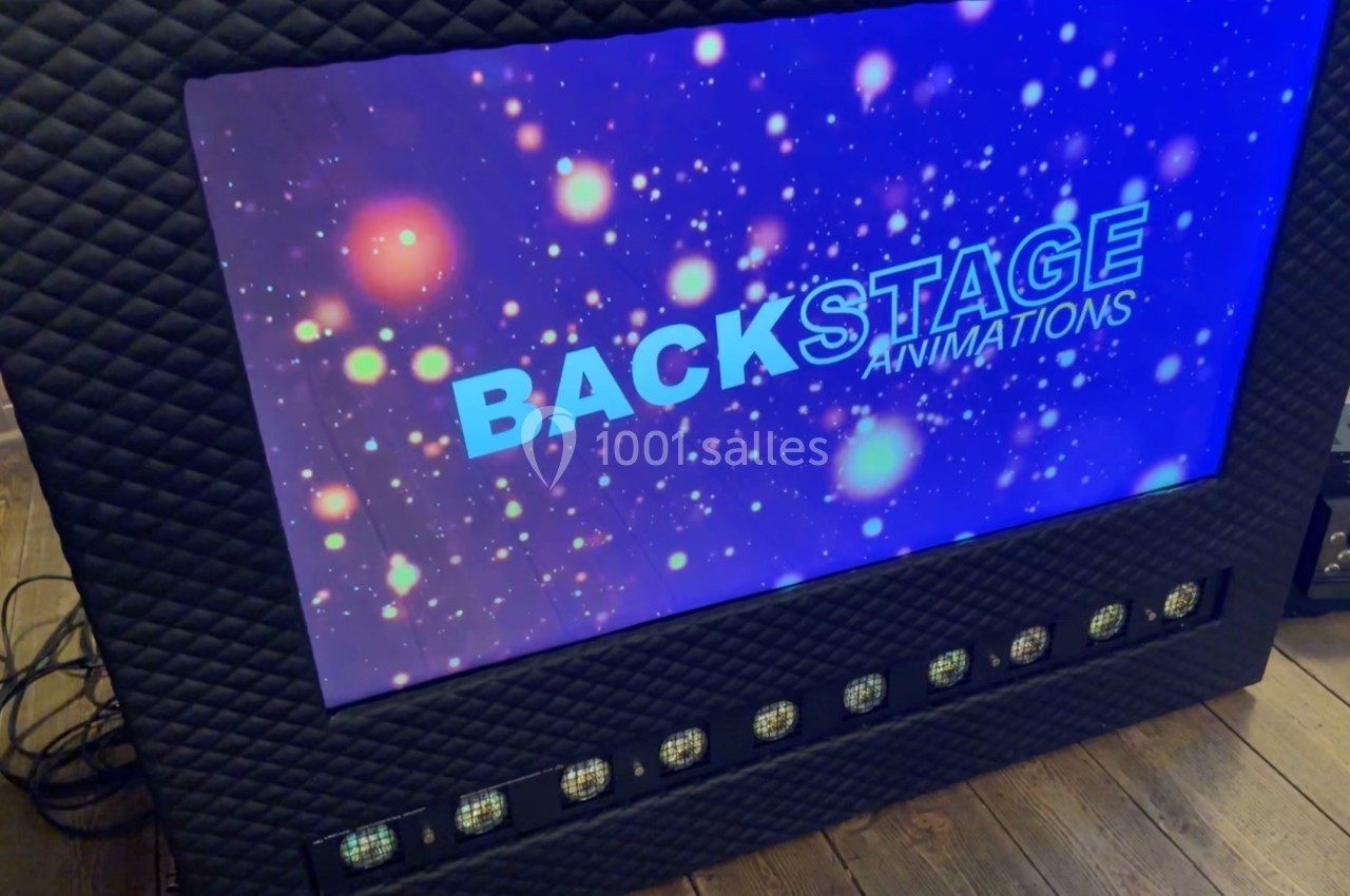 Écran lumineux affichant ’Backstage Animations’ sur un fond étoilé, entouré d'un cadre noir texturé.