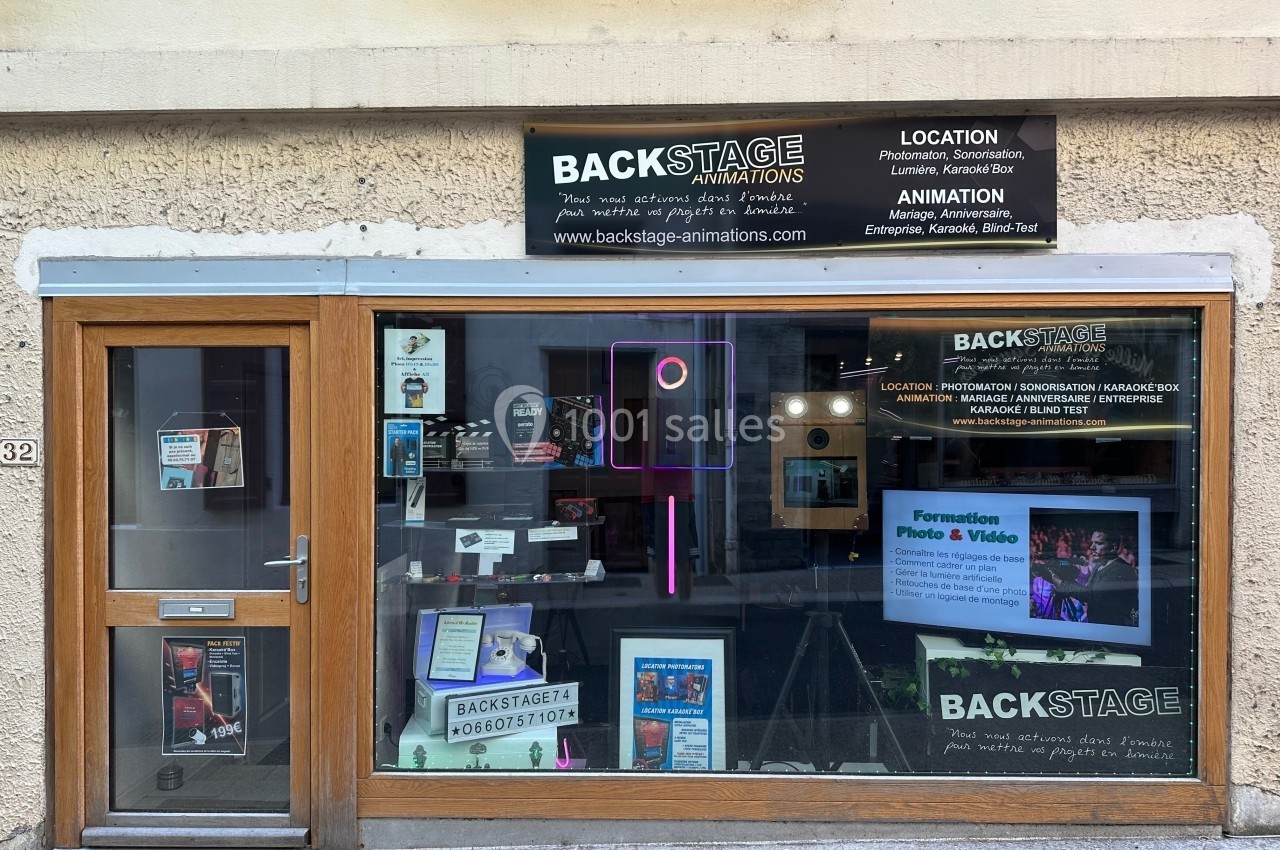 Vitrine d'une boutique proposant des services d'animation et de location de matériel audiovisuel.