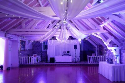 Installation de matériel audio et éclairage dans une tente, avec une décoration sur le thème d'Halloween.