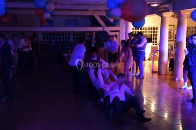 Installation de matériel audio et éclairage dans une tente, avec une décoration sur le thème d'Halloween.