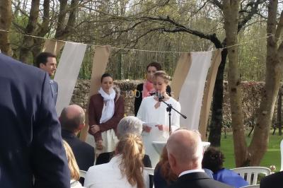 Installation de matériel audio et éclairage dans une tente, avec une décoration sur le thème d'Halloween.