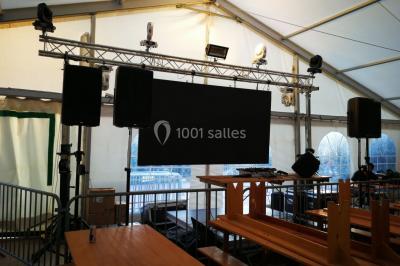 Installation de matériel audio et éclairage dans une tente, avec une décoration sur le thème d'Halloween.