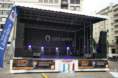 Installation de matériel audio et éclairage dans une tente, avec une décoration sur le thème d'Halloween.