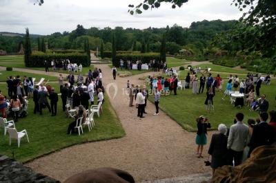 Installation de matériel audio et éclairage dans une tente, avec une décoration sur le thème d'Halloween.