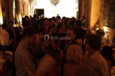 Installation de matériel audio et éclairage dans une tente, avec une décoration sur le thème d'Halloween.