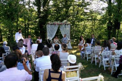 Installation de matériel audio et éclairage dans une tente, avec une décoration sur le thème d'Halloween.