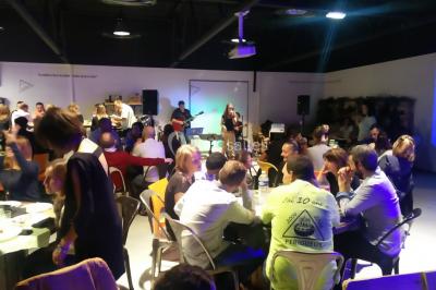 Installation de matériel audio et éclairage dans une tente, avec une décoration sur le thème d'Halloween.