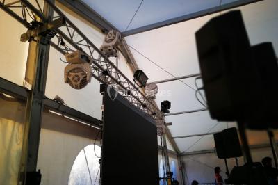 Installation de matériel audio et éclairage dans une tente, avec une décoration sur le thème d'Halloween.