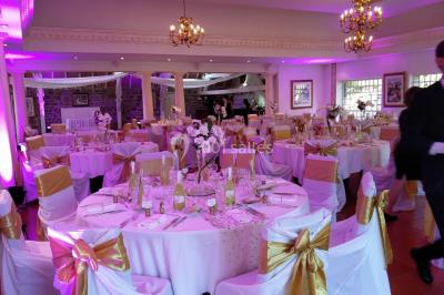 Installation de matériel audio et éclairage dans une tente, avec une décoration sur le thème d'Halloween.