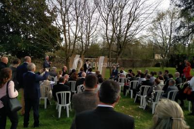 Installation de matériel audio et éclairage dans une tente, avec une décoration sur le thème d'Halloween.