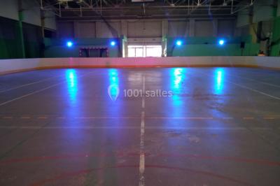 Installation de matériel audio et éclairage dans une tente, avec une décoration sur le thème d'Halloween.