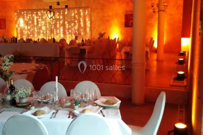 Installation de matériel audio et éclairage dans une tente, avec une décoration sur le thème d'Halloween.