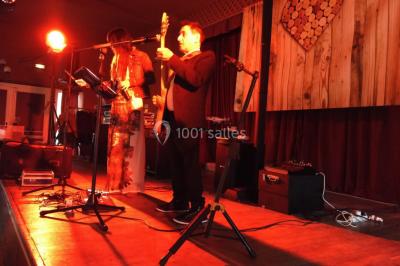 Installation de matériel audio et éclairage dans une tente, avec une décoration sur le thème d'Halloween.