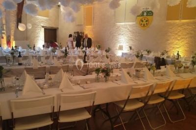 Installation de matériel audio et éclairage dans une tente, avec une décoration sur le thème d'Halloween.