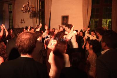 Installation de matériel audio et éclairage dans une tente, avec une décoration sur le thème d'Halloween.