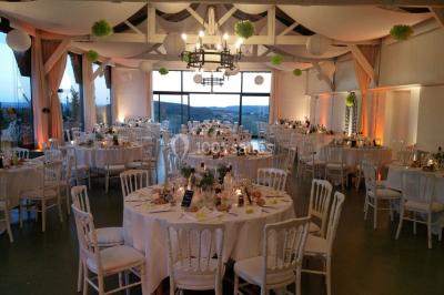 Installation de matériel audio et éclairage dans une tente, avec une décoration sur le thème d'Halloween.