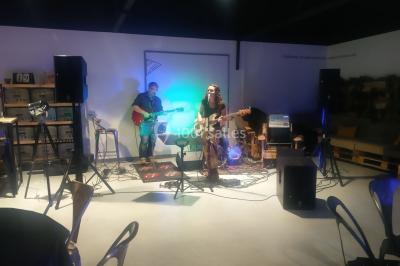 Installation de matériel audio et éclairage dans une tente, avec une décoration sur le thème d'Halloween.