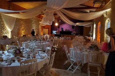 Installation de matériel audio et éclairage dans une tente, avec une décoration sur le thème d'Halloween.