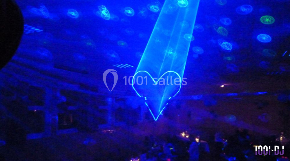 Effets lumineux en forme de cœur projetés dans une salle sombre avec des motifs bleus et des lumières tamisées.