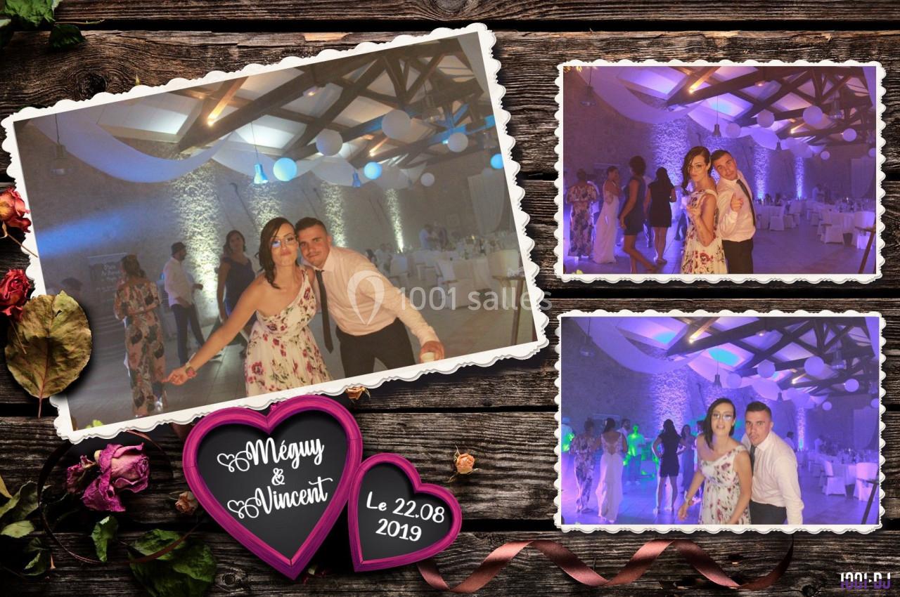 Photo souvenir d'un mariage avec un couple posant et des invités dans une salle décorée de lumières colorées.