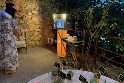 Deux hommes sur scène, l'un chante au micro tandis que l'autre pointe du doigt près d'un équipement audio.