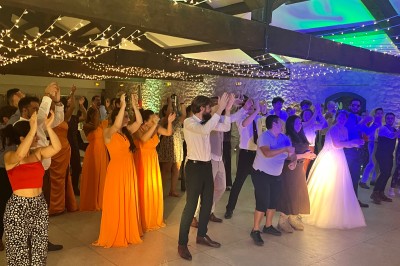 Salle décorée pour un événement avec éclairage violet, machines à fumée et équipements audio devant une baie vitrée.