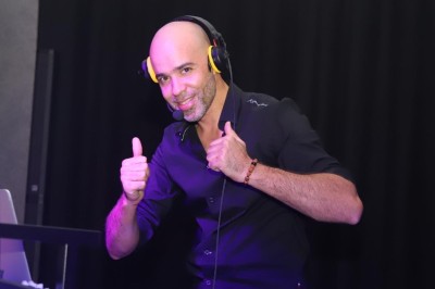 Salle décorée pour un événement avec éclairage violet, machines à fumée et équipements audio devant une baie vitrée.