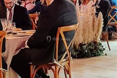 Scène de concert avec batterie, guitares, claviers et micros sous un éclairage coloré.