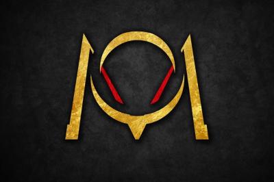 Un DJ mixant de la musique sur une table de mixage éclairée par des lumières colorées dans une ambiance nocturne.