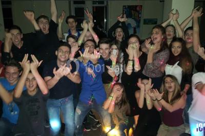 Miniature DJ Torcieu (Ain) - Monstro Event #7 Un DJ mixant de la musique sur une table de mixage éclairée par des lumières colorées dans une ambiance nocturne.