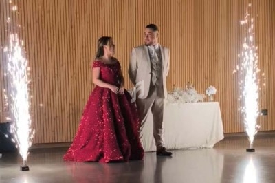 Miniature DJ Torcieu (Ain) - Monstro Event #17 Un DJ mixant de la musique sur une table de mixage éclairée par des lumières colorées dans une ambiance nocturne.