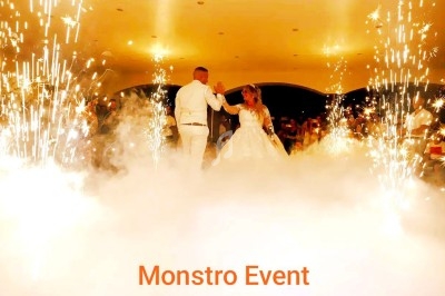 Miniature DJ Torcieu (Ain) - Monstro Event #22 Un DJ mixant de la musique sur une table de mixage éclairée par des lumières colorées dans une ambiance nocturne.