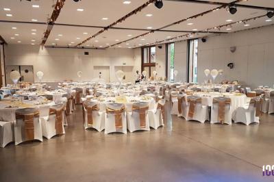 Miniature DJ Sassenage (Isère) - DJ Drie Grenoble #2 Salle de réception en plein air sous une verrière, avec tables décorées, nappes blanches et éclairage chaleureux.