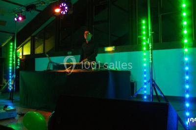 Miniature DJ Sassenage (Isère) - DJ Drie Grenoble #5 Salle de réception en plein air sous une verrière, avec tables décorées, nappes blanches et éclairage chaleureux.