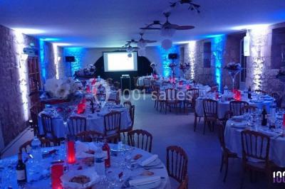 Miniature DJ Sassenage (Isère) - DJ Drie Grenoble #6 Salle de réception en plein air sous une verrière, avec tables décorées, nappes blanches et éclairage chaleureux.